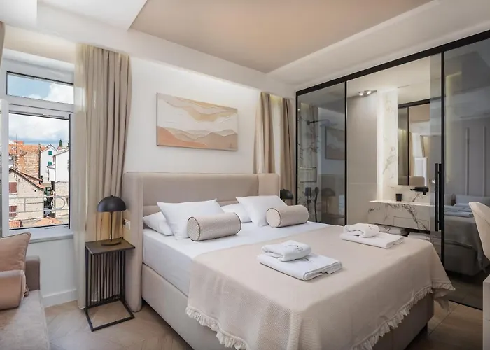 Le Prestige Luxury Rooms , Self Check-In, Minutes From Split Waterfront